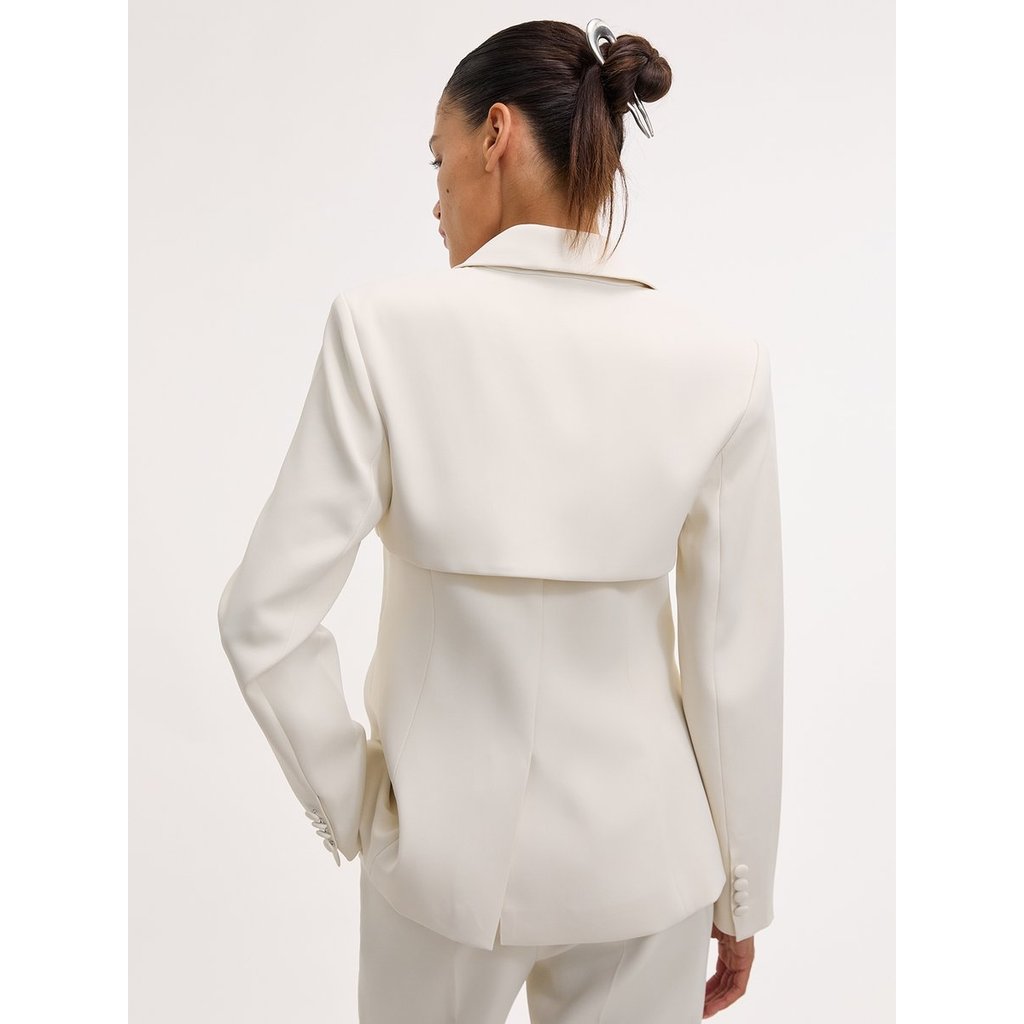 [Pomelo] เสื้อเบลเซอร์เข้ารูปดีเทลปกสองเลเยอร์ / Cape Overlay Detail Blazer — صورة 6