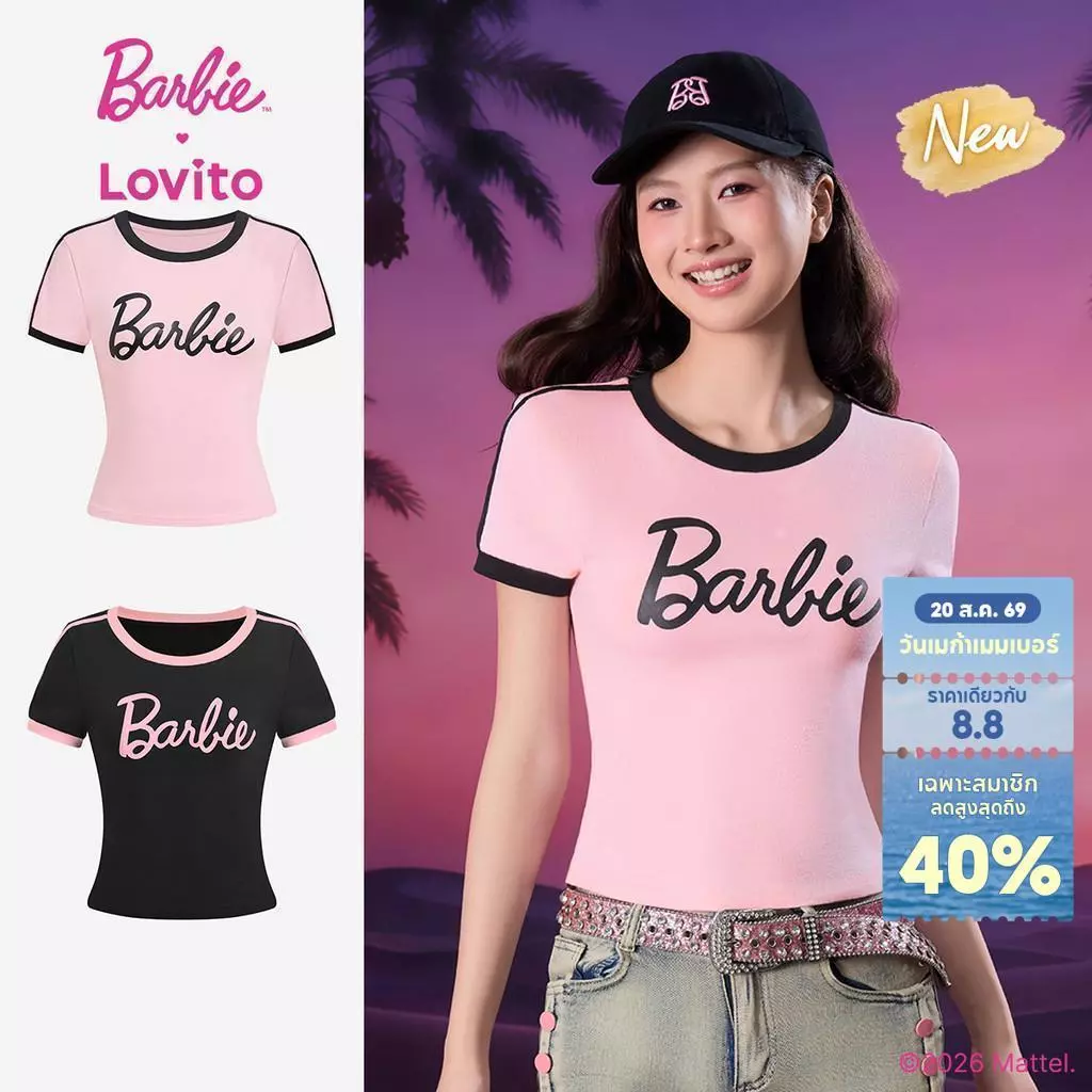 (New Arrival) Barbie™ X Lovito เสื้อยืดสีชมพูผู้หญิง ฤดูใบไม้ผลิ/ร้อน แขนสั้น คอกลม สีตัดกันและแถบข้าง เกาหลี อินเทรนด์ LBL5AD004