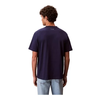 CALVIN KLEIN เสื้อยืดคอกลมแขนสั้นผู้ชาย Small Script Logo Graphic Classic รุ่น 4RF822G 9EI-สีน้ำเงิน