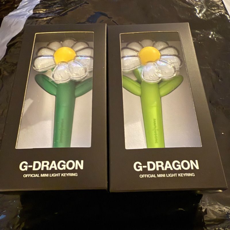 G Kwon Zhilong New Style Daisy Mini Cheer Stick พวงกุญแจจี้อย่างเป็นทางการกาแฟจํากัดสีเขียวเรืองแสงพวงกุญแจสีเขียว [ส่งวันที่ 7 พฤศจิกายน] - รูปที่ 2