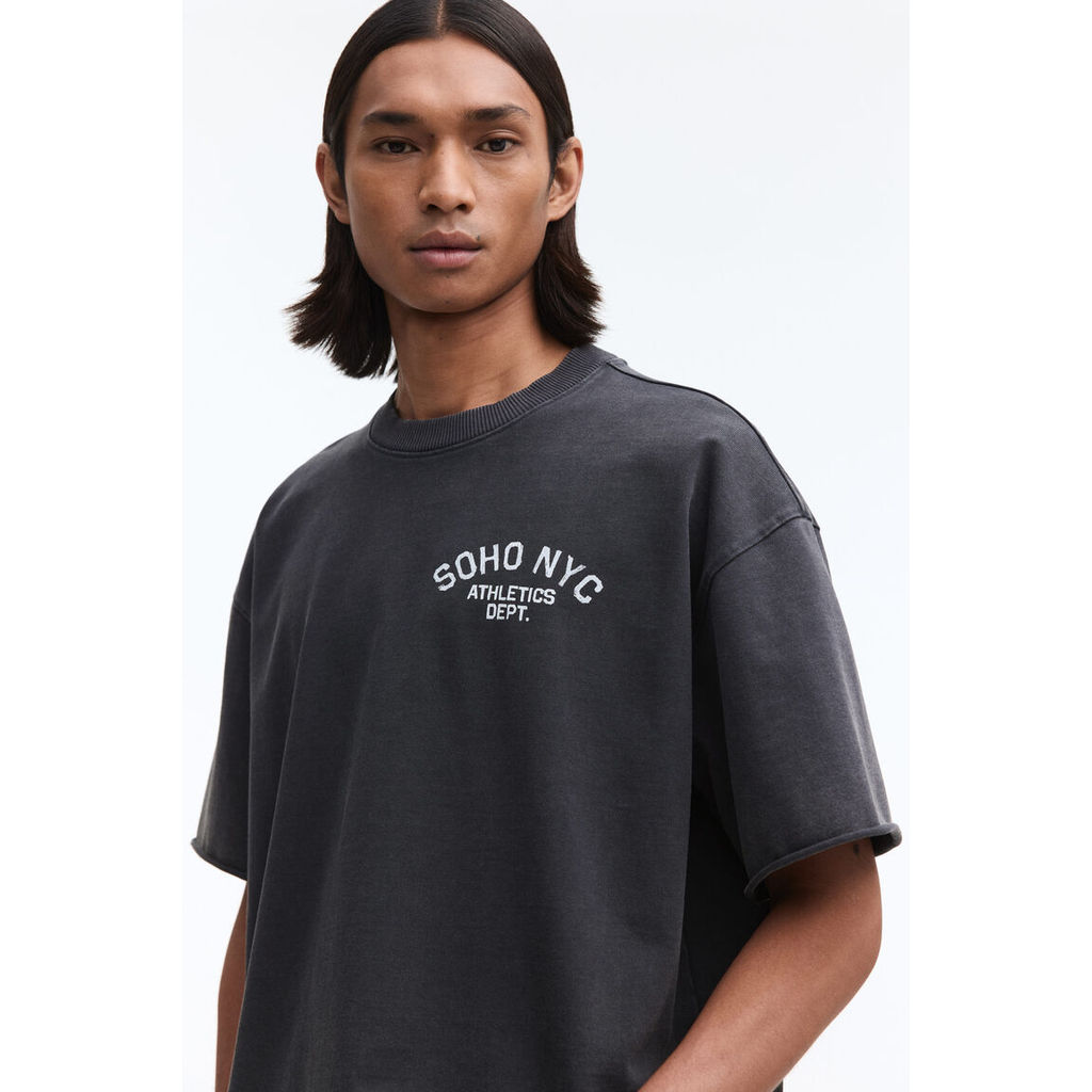 H&M(เอชแอนด์เอ็ม) เสื้อยืดทรงบ็อกซี่ไซส์โอเวอร์ไซส์ Men Oversized Fit Boxy-style t-shirt 1313928_2
