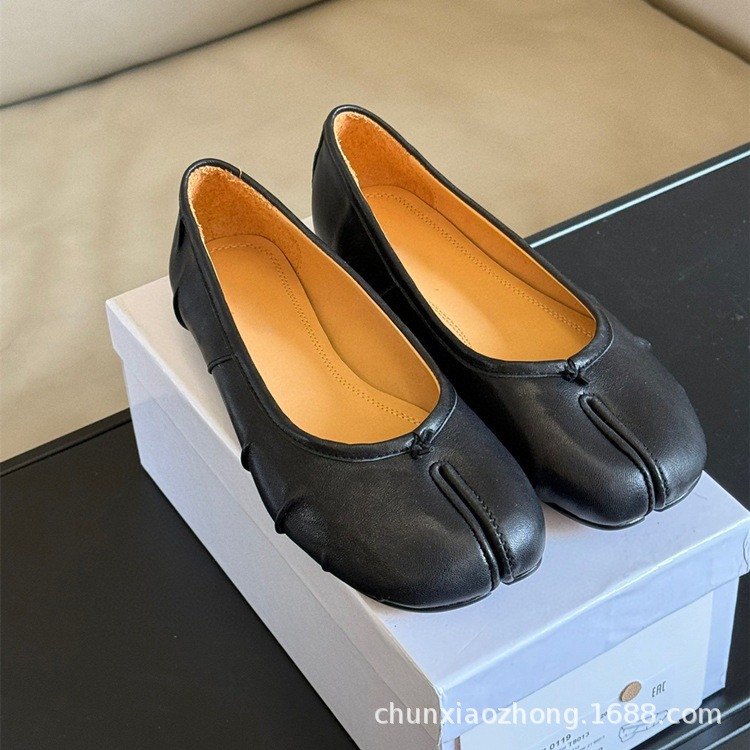ZDJR MM-6 Spring new style cute and quirky pleated split-toe shoes, shallow sheepskin flat ballet sh
