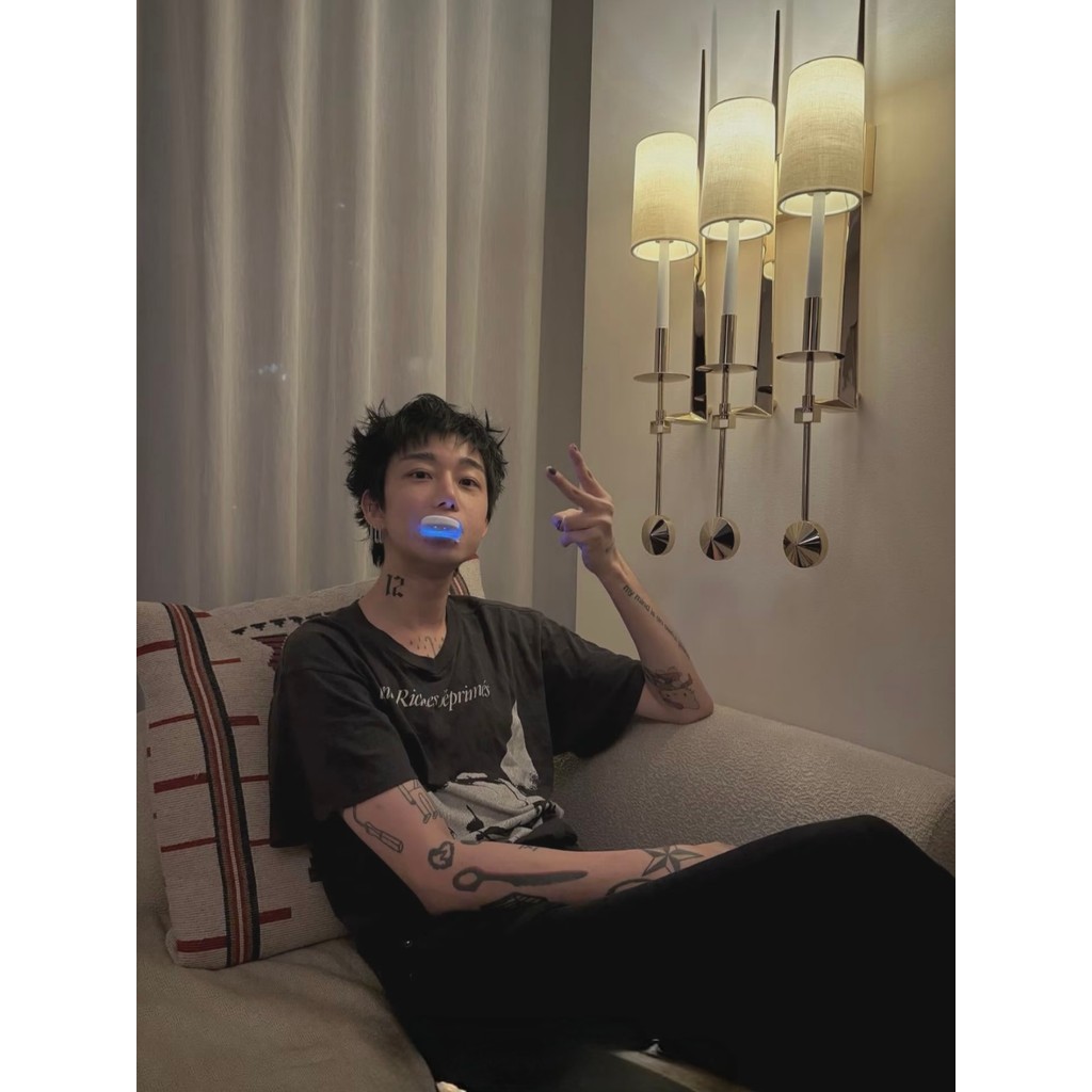 Loren สไตล์เดียวกัน Erd23Fw Melancholy Fu รุ่นที่สอง Sleeping Woman Portrait แยกพิมพ์รอบคอแขนสั้น