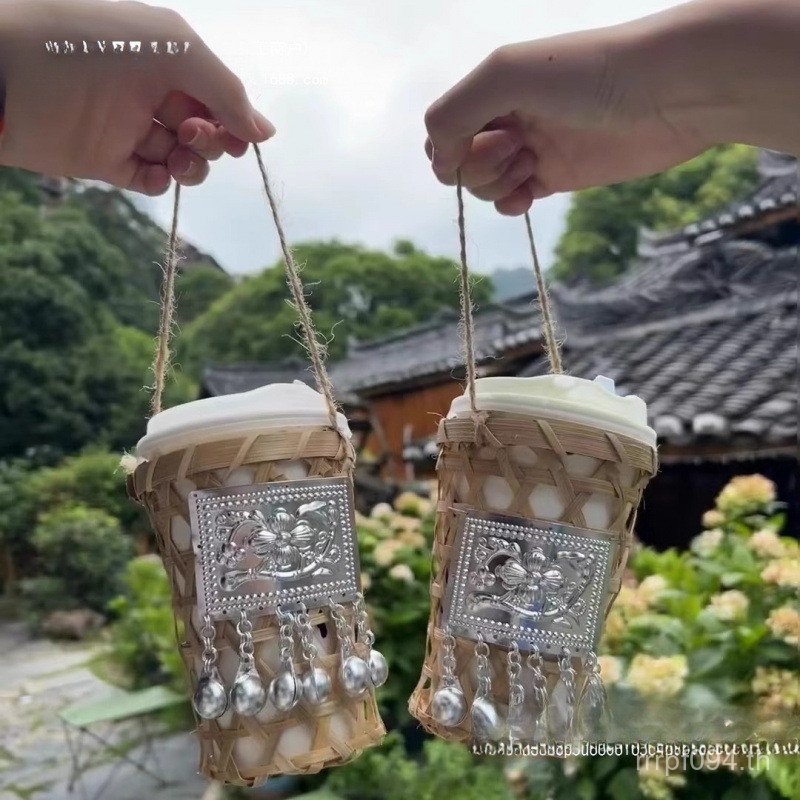 ชามนมเงินในตะกร้าไม้ไผ่และของประดับ Miaozhai จาก Xijiang Miaozu Chido พร้อมถ้วยตกแต่งและเครื่องประดั