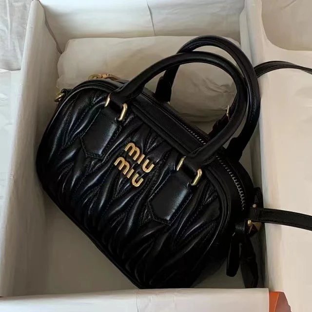 MIU Mumu Mumu miumiu กระเป๋าถือสีดําทอง