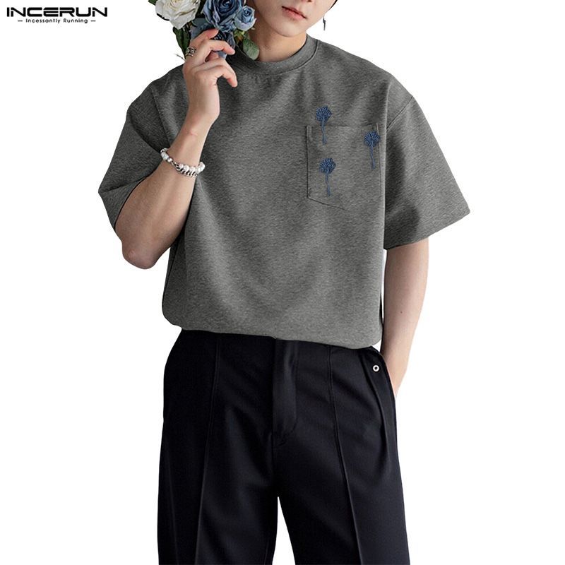 เสื้อยืดคอกลมแขนสั้น ลายดอกไม้เล็ก ทรงหลวมสำหรับผู้ชาย