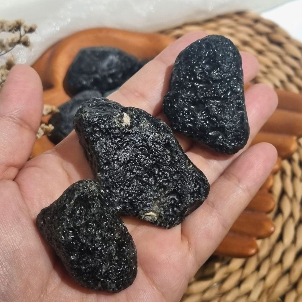Tektite สีดําทิเบต 1 ชิ้น