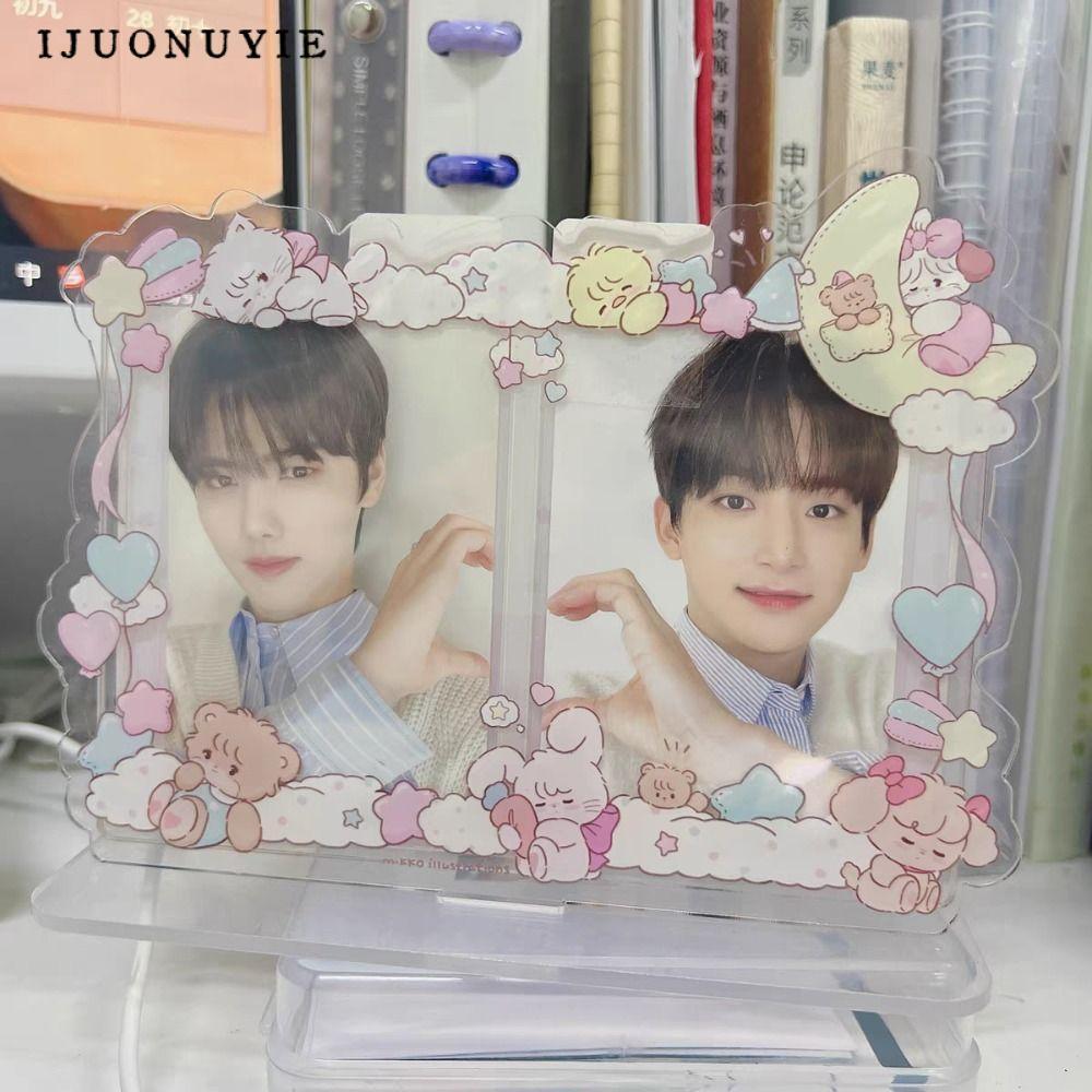 กรอบโฟโต้การ์ด IJUONUYIE, ขาตั้งจอแสดงผลการ์ดอะคริลิค INS, ป้องกันภาพโปร่งใสแมวหมุนสําหรับแฟนๆ