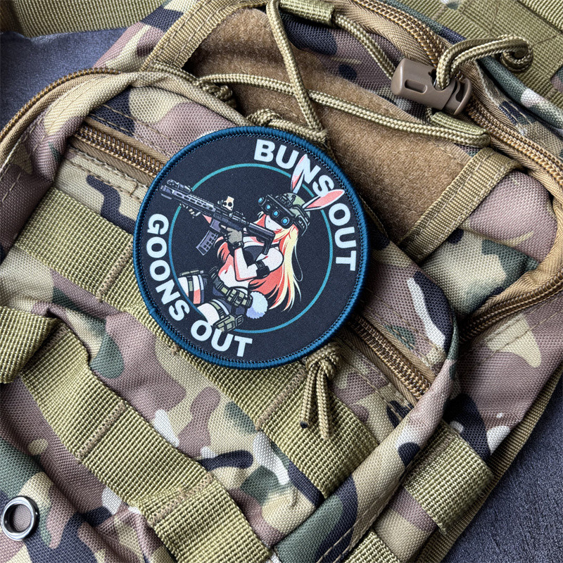 "BUNS OUT GOONS OUT" พิมพ์ Patch ยุทธวิธีสาว Morale Badge Hook Loop Patch เสื้อผ้ากระเป๋าเป้สะพายหลั