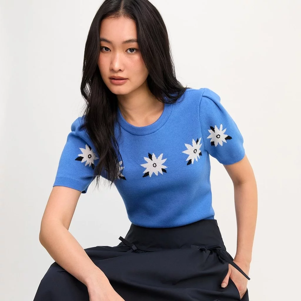 [Pomelo] เสื้อครอปไหมพรมลายดอกเดซี่ / Daisy Knit Top