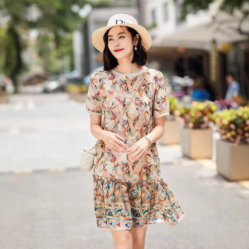 75261 ชุดเดรสผ้าไหมหนาชั้นเดียว ลายไล่เฉดสีแบบหมึกจีน พร้อมชายกระโปรงทรงหางปลา ช่วยให้ดูผอมเพรียวและ