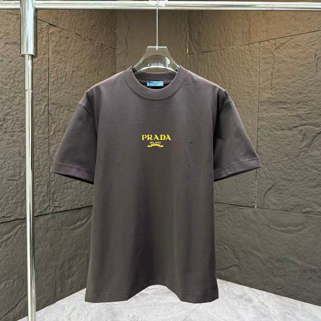 PRADA 2026 คลาสสิกรอบคอแขนสั้นเสื้อยืดผู้ชายผู้หญิงการออกแบบเดิม Basic Pullover ผ้าฝ้าย 100% ที่กําห