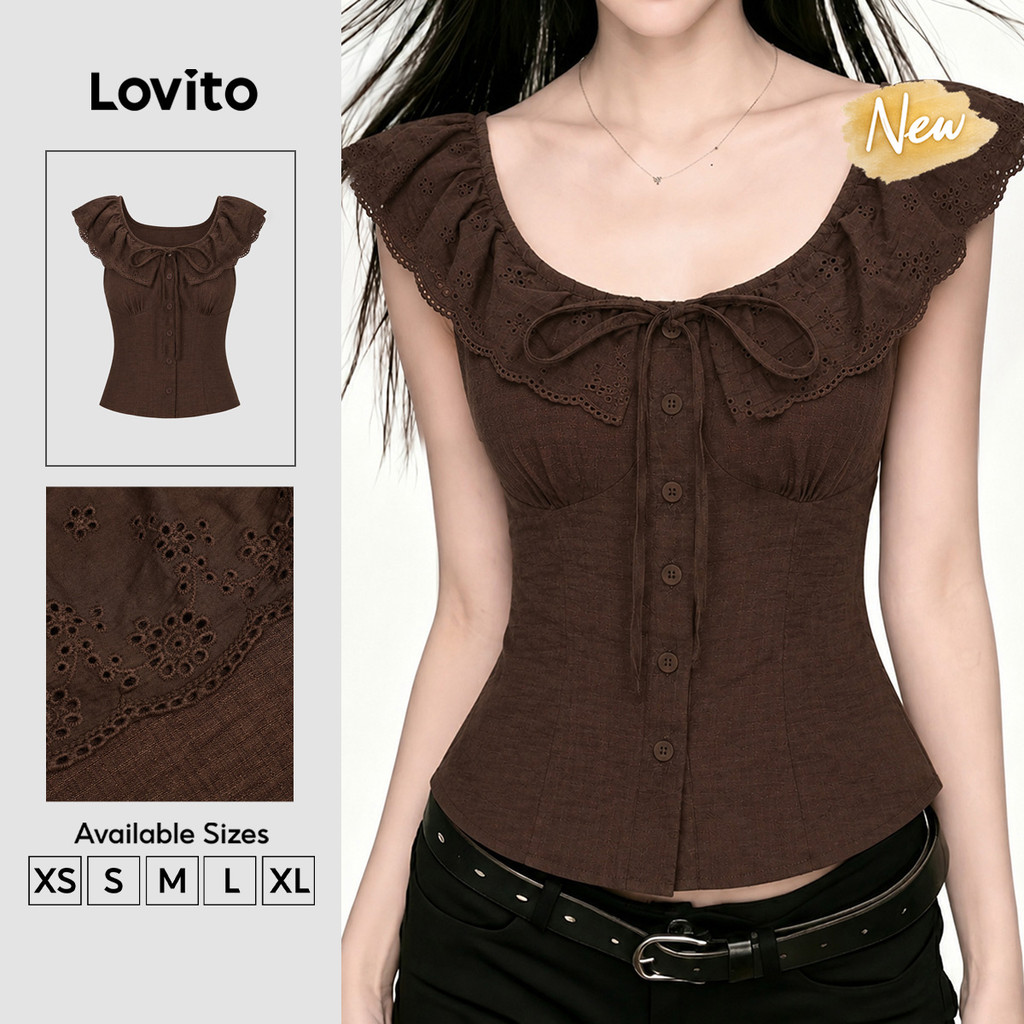 (New Arrival) Lovito เสื้อเบลาส์สีน้ำตาลลำลองสำหรับผู้หญิง แขนกุด คอทรงตัวยู แต่งระบาย ผูกเชือกและติดกระดุม สำหรับฤดูใบไม้ผลิ ฤดูร้อน และวันหยุดสุดสัปดาห์ BLB206TD173