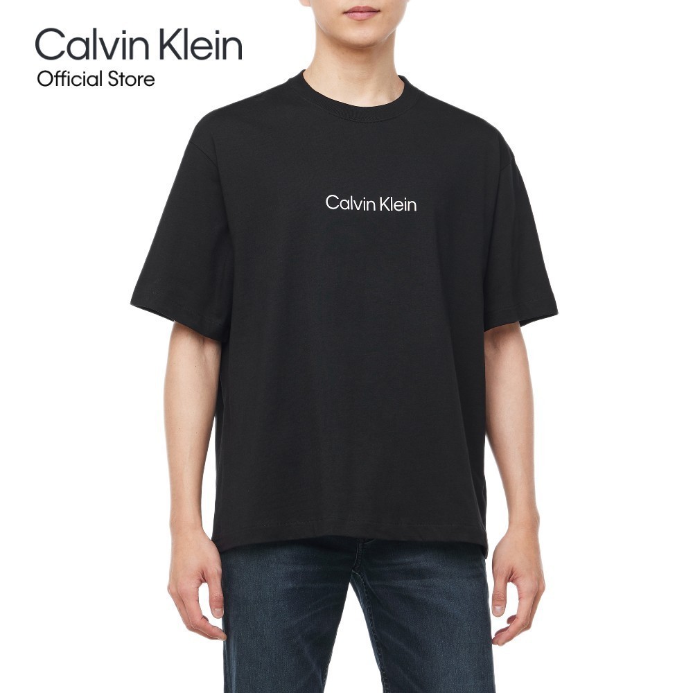 CALVIN KLEIN เสื้อยืดคอกลมแขนสั้นผู้ชาย Standard Logo ทรง