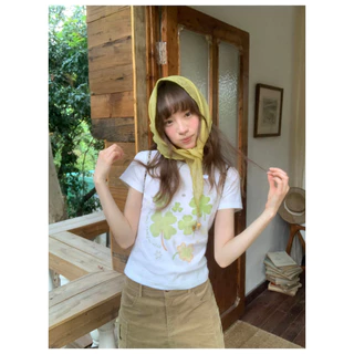KYO 🌸 เกาหลีสไตล์ เสื้อยืดผู้หญิง พิมพ์ลาย "Four-leaf clover" ทรงเข้ารูปเสื้อคอกลม ผ้าฝ้ายแท้ โคตรนุ่ม เสือใส่สบาย【COD】