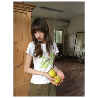 KYO 🌸 เกาหลีสไตล์ เสื้อยืดผู้หญิง พิมพ์ลาย "Four-leaf clover" ทรงเข้ารูปเสื้อคอกลม ผ้าฝ้ายแท้ โคตรนุ่ม เสือใส่สบาย【COD】