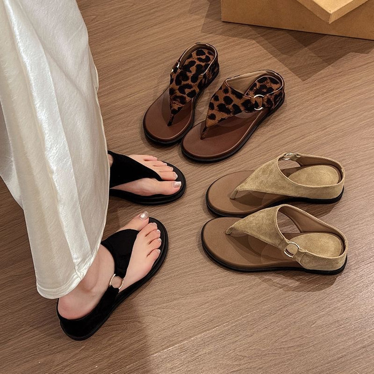 JINxCHOY Retro Classy Flip-Flops รองเท้าแตะโรมันฤดูร้อนสไตล์ใหม่หนังนิ่มสบายๆส้นแบนแบน Flip-Flops โรงงานขายส่งราคา