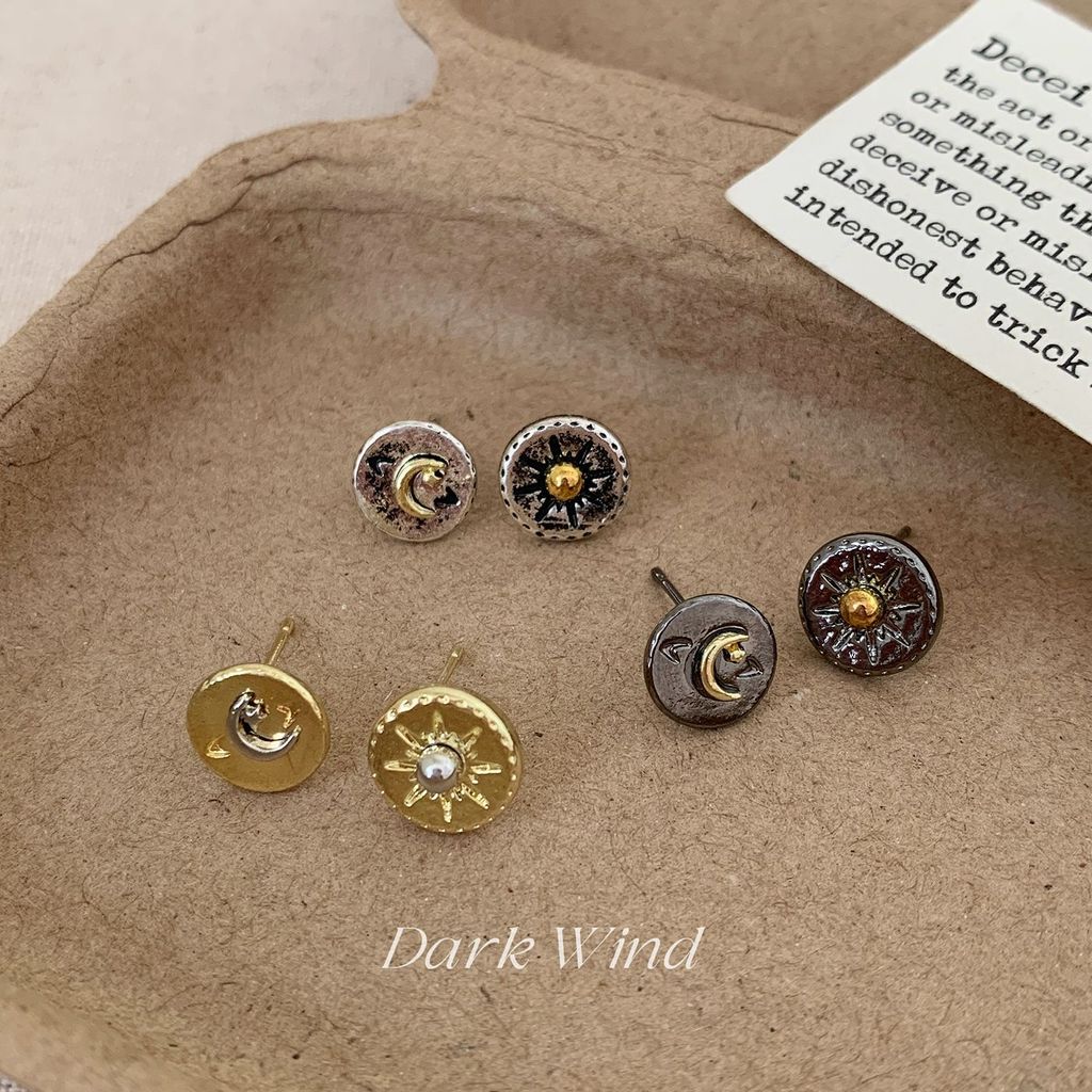 Retro Old Sun Moon Star ต่างหูจานกลมใหม่ Niche ไม่สมมาตรที่ไม่ซ้ํากัน Cool Unisex ต่างหู