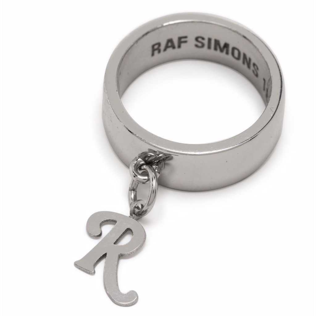 ((TPISSY มี-stock)) จี้โลโก้ Raf Simons ลายตัว R ทำจากเหล็กและไทเทเนียม สำหรับคนชอบสไตล์ Raf Simons