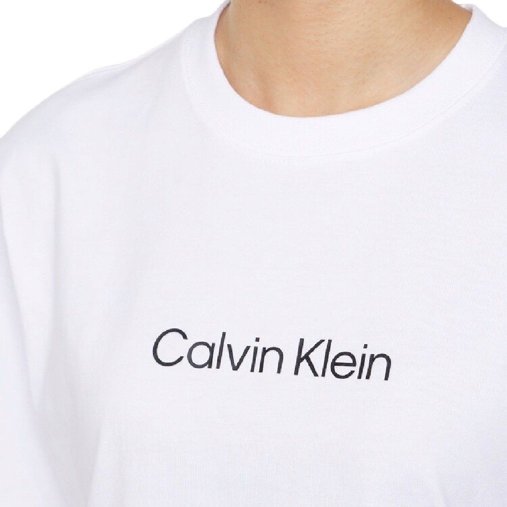 CALVIN KLEIN เสื้อยืดคอกลมแขนสั้นผู้หญิง Standard Logo ทรง Relaxed รุ่น 47A220G YAA – สีขาว ราคา ถูกที่สุด ดีลบีเคเค แกลเลอรีภาพที่ 4