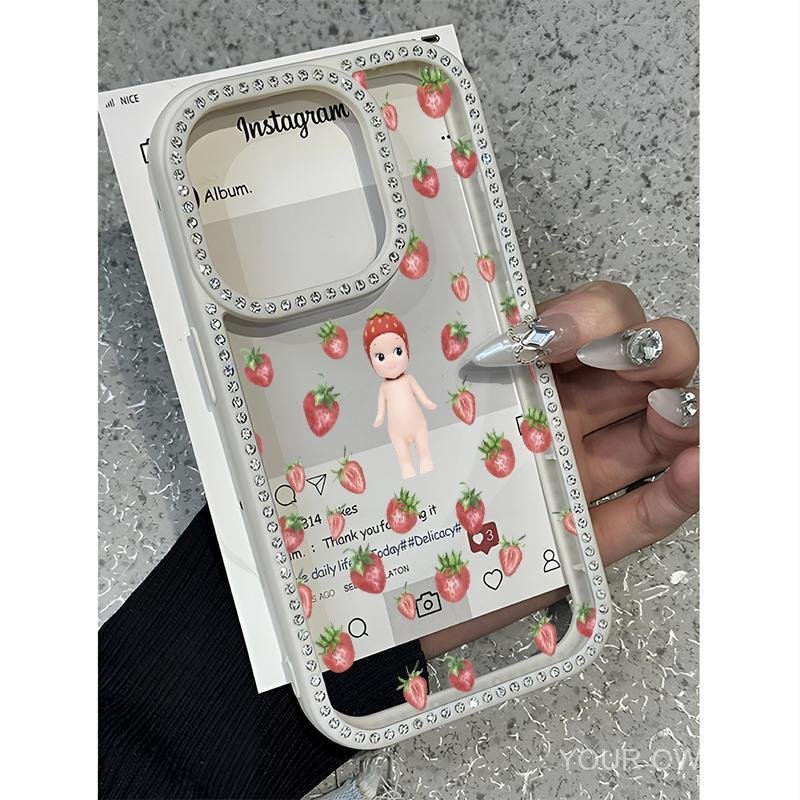 เคสโทรศัพท์ เต็มจอ การ์ตูนคนตัวเล็กพร้อมเพชรและผลไม้ ดีไซน์สตอเบอรี่ ใช้ได้กับ ไอโฟน 12, 13, 16, 15,