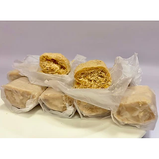 ขนมตุ๊บตั๊บ 1ถุงมี10ชิ้น ถั่วลิสงเน้นๆชิ้นพอดีคำ รสชาติหวานกรอบอร่อย เหมาะทานเป็นของว่างคู่ชากาแฟ