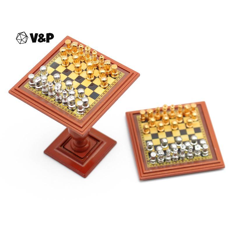 V & P 1 ชุด 1:12 Dollhouse Miniature Alloy International Chess Set Cheerboard Chess Table Set ฉากทหา
