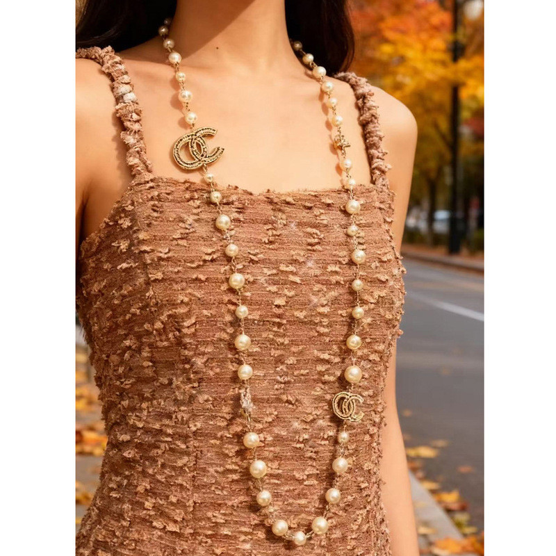 25 Xiaoxiang รุ่นสูงทองคลาสสิกยุคกลางนูนสร้อยคอ Pearl Double C Rhinestone สองชั้นเสื้อกันหนาวสร้อยคอ