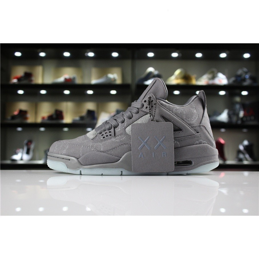 KAWS x Air Jordans 4 รองเท้าบาสเก็ตบอลกีฬาสีเทาสุดเท่ 930155003 E5L9