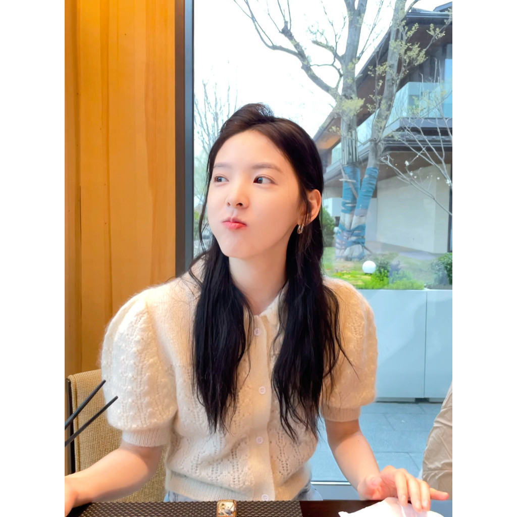 เสื้อคาร์ดิแกนสไตล์ Zhang Ruonan แขนสั้นมีพัฟสีขาว ลายตุ๊กตาจากMohair