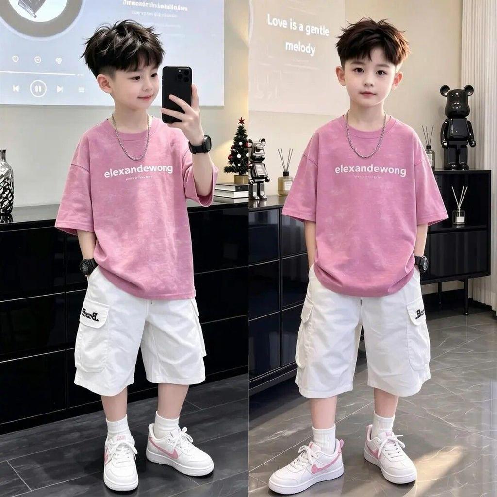 [ส่วนลด 50% ร้อน ขาย] ฤดูร้อนชายสีชมพูชุดสองชิ้นแฟชั่นกางเกงขาสั้นแขนสั้นหลวมกลางเด็กใหญ่แฟชั่นอินเทรนด์ชุดฤดูร้อน