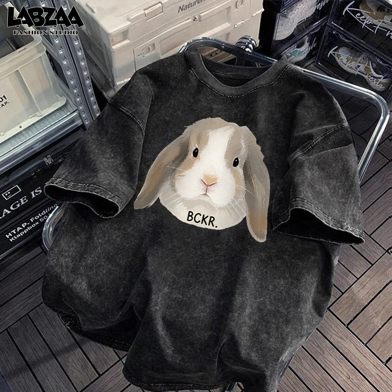 【จัดส่งจากกรุงเทพฯ】LABZAA เสื้อยืดแขนสั้นคอกลม ลายกระต่ายหูยาว วินเทจฟอกน้ำ โอเวอร์ไซซ์ ระบายอากาศ YG3695