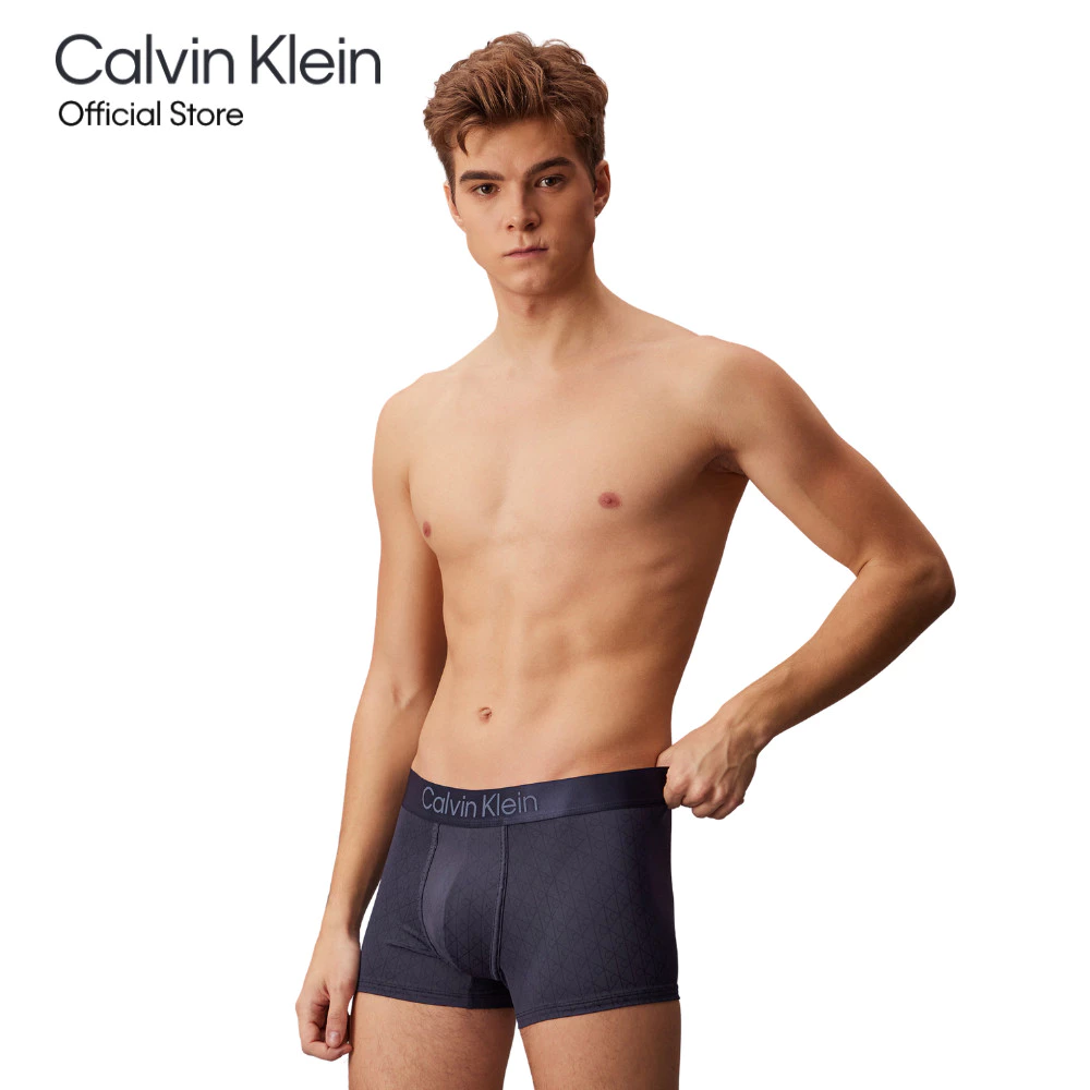CALVIN KLEIN กางเกงในผู้ชาย Microfiber Stretch Emblem Limited Edition ทรง Low Rise Trunk รุ่น NB4424 ZO4-สีน้ำเงินเข้ม