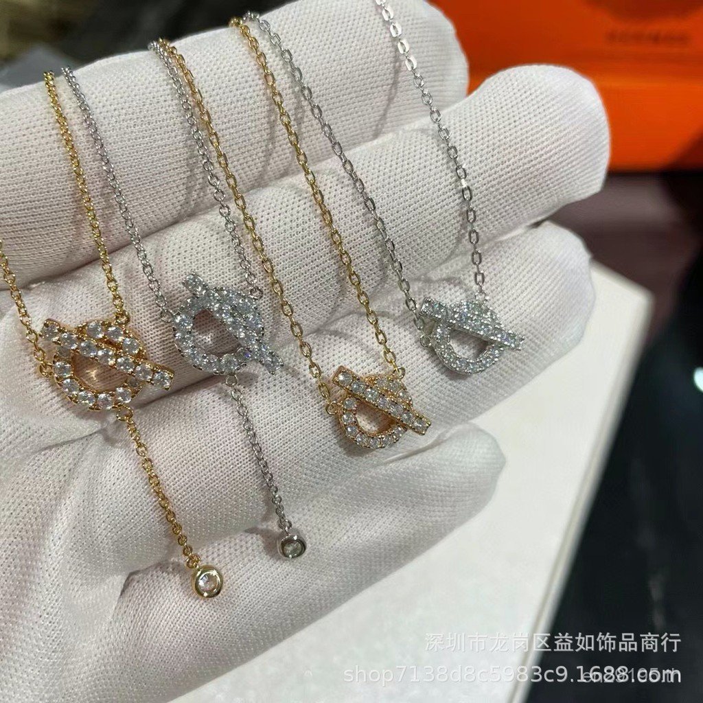 Golden H บ้านจี้หรูหราสร้อยคอหมูจมูก QV อารมณ์สูงรุ่น High-End Love Horse Home ตัวอักษรพู่ Clavicle 