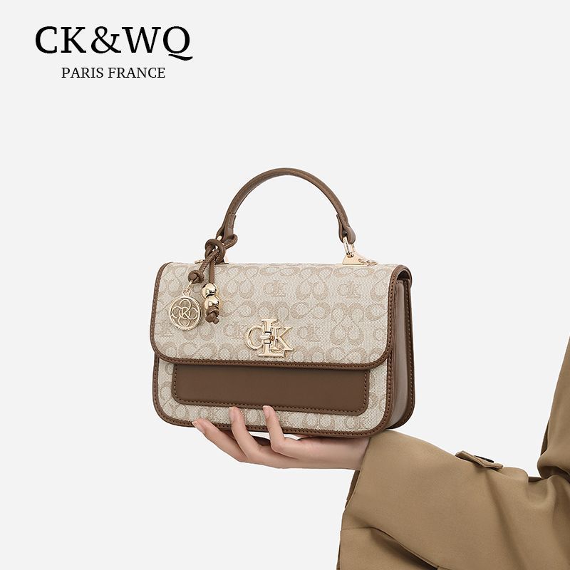 ใหม่ 2026 พร้อมส่ง กระเป๋าสี่เหลี่ยมเล็ก CK&WQ กระเป๋าสะพายข้าง สไตล์เกาหลี วินเทจ เรียบหรู พิมพ์ลาย