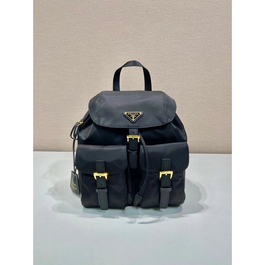 PRADA Daigou เกรดโลหะสามเหลี่ยมโลโก้ตกแต่งพนังหัวเข็มขัดเปิดปิดหนังซาเฟียโนรายละเอียดกระเป๋านักเรียน