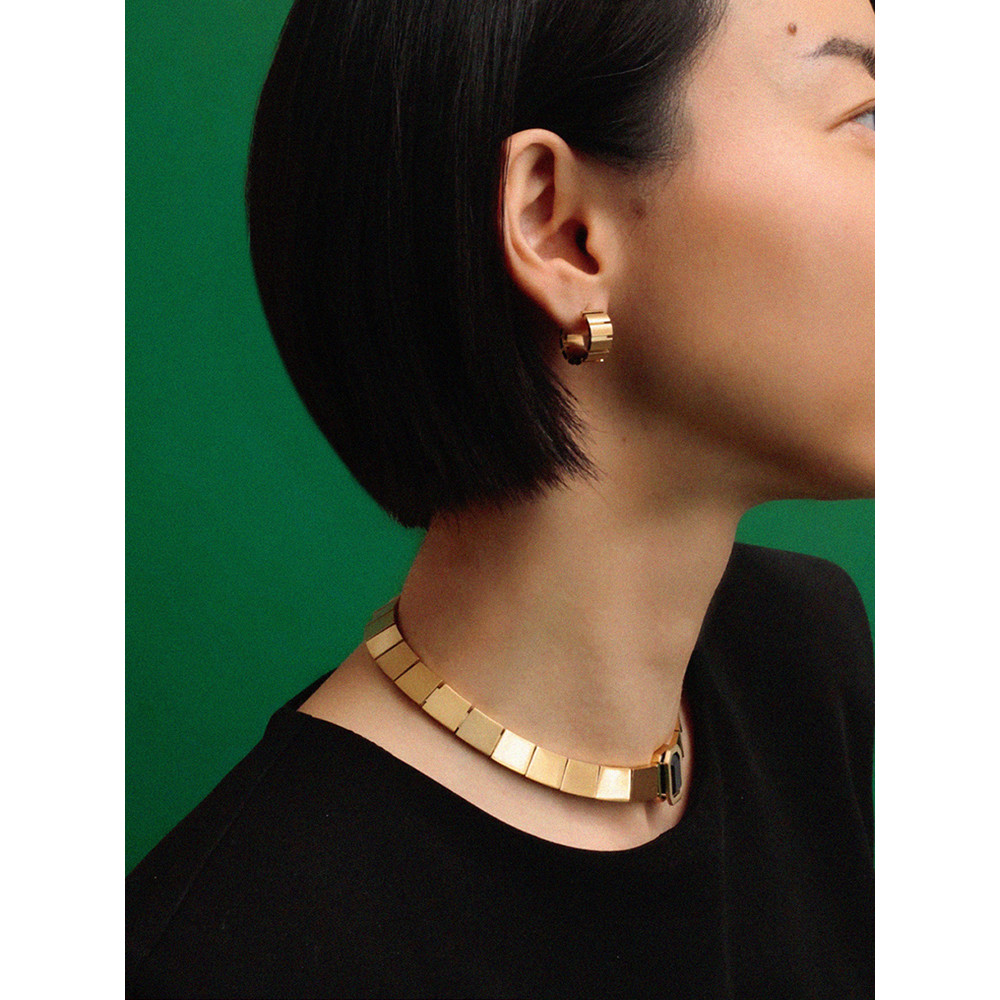 สร้อยคอ ALP JEWELRY ซีรีย์ Conquer สไตล์เรโทร เพชรสวารอฟสกี้สีดำ กรอบเคลือบเงินทอง ดีไซน์หรูกะทัดรัด