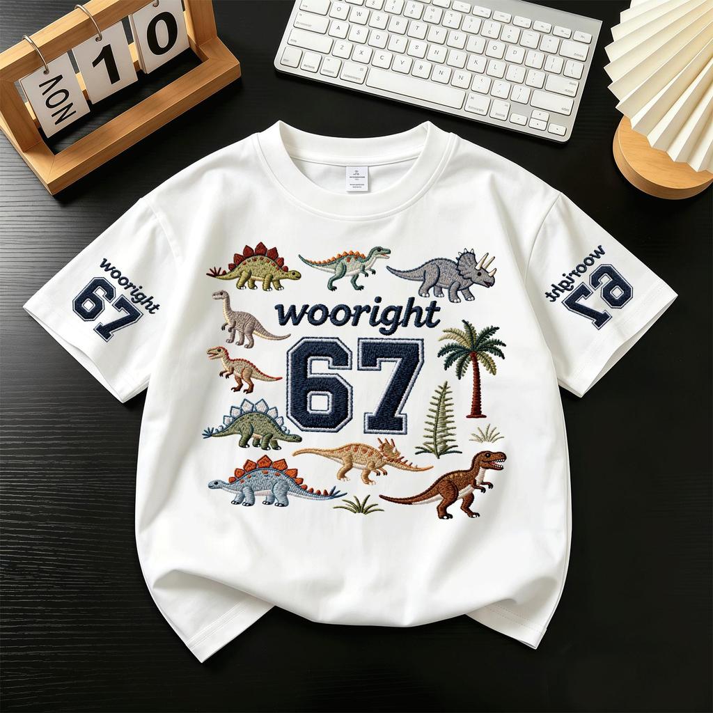 Pebbi Baby เสื้อยืดเด็กฤดูร้อนรุ่นใหม่ ลายปักไดโนเสาร์ ตัวเลข67 ผ้าฝ้ายแท้100% นุ่มสบาย เสื้อแขนสั้นเด็กผู้ชาย สไตล์เกาห