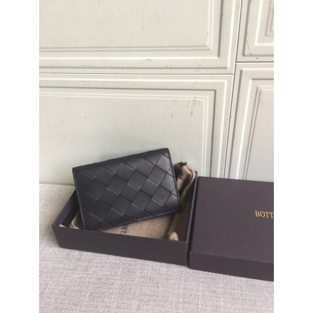 Bv Medium Grid Card Holder, Original Waxed Tyre Cow Black, 8456, Half-Folded Version; Business Card Holder, Size: 7.5 @ 11cm; Injected with Your Life Hand-Woven Boutique Luxury Beauty, Made with Selected ช่องใส่บัตร 2 ช่องด้านใน 1 ช่อง