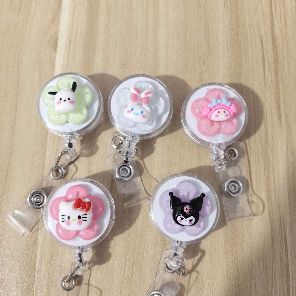 SANRIO ใหม่ ซานริโอ การ์ตูนอะคริลิง่ายดึงหัวเข็มขัดพยาบาลนักเรียนยืดหน้าอกตราจี้