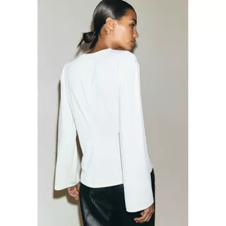 H&M(เอชแอนด์เอ็ม) เสื้อท็อปดีไซน์บิดเกลียว Women Twist-detail top 1322860_1
