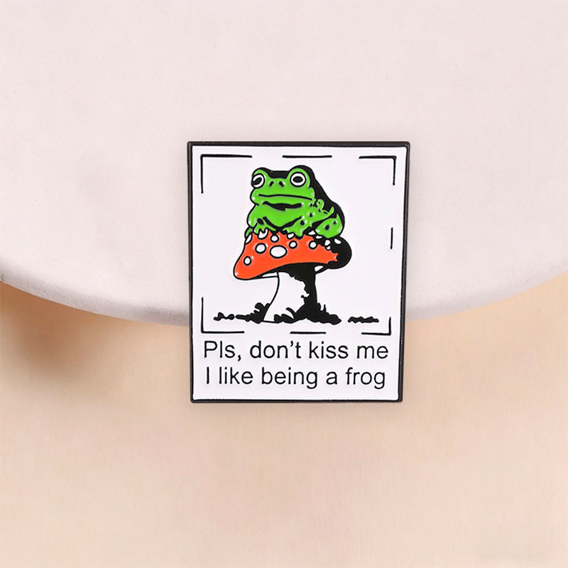 กบตลกบนเห็ดออกแบบเคลือบ Pin Pls Dont Kiss Me Playful Quote เข็มกลัดชุดอุปกรณ์เสริม