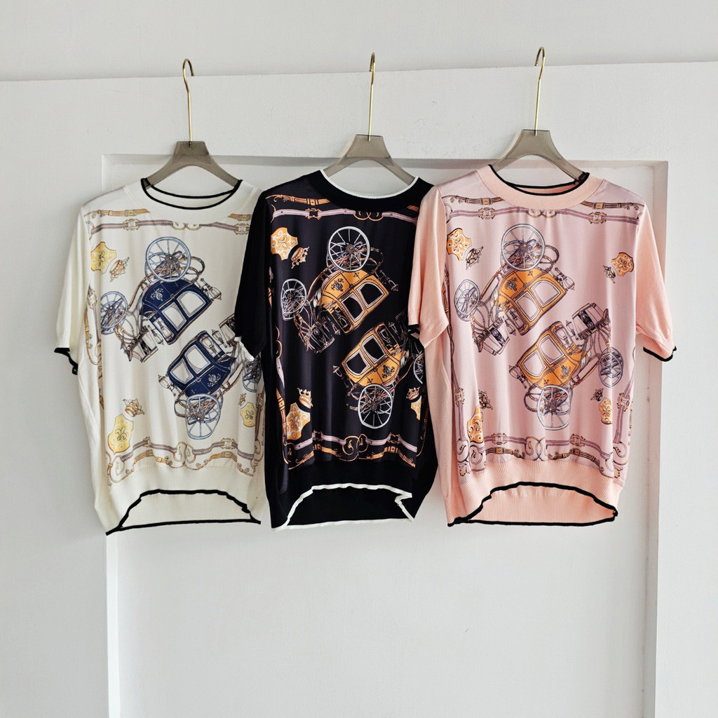 H QAP Carriage พิมพ์ซาตินเย็บเสื้อกันหนาวแขนสั้นฤดูร้อนรอบคอ Age-Reduction Top