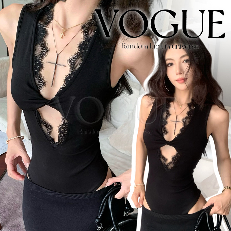 Vogue พร้อมส่ง  เสื้อบอดี้สูททรงรัดรูป สีพื้นดำ แต่งลูกไม้คอวี เว้าหน้าอก (FYXC12)