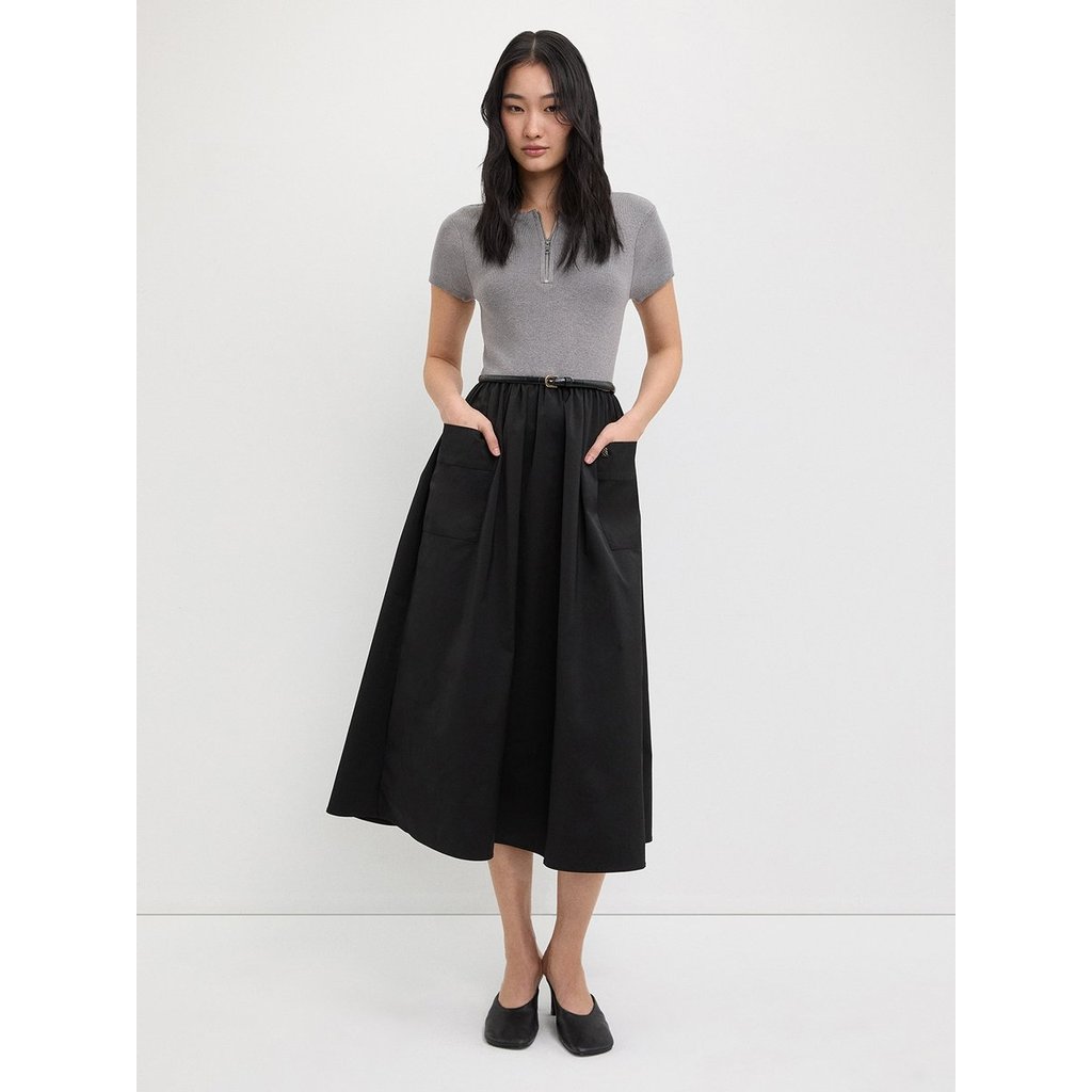 [Pomelo] เดรสยาวแขนสั้นดีไซน์ตัดต่อผ้าดีเทลซิปหน้าและกระเป๋าข้าง / Zipped Short Sleeve Maxi Dress with Pockets