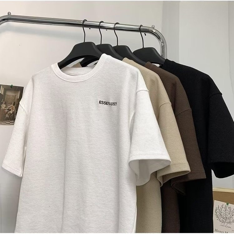 Chaistyle เสื้อยืดผู้ชาย ผ้าวาฟเฟิลด์ คอกลมแขนสั้นผู้ชาย เสื้อพิมพ์ลายเรียบง่าย ชุดคู่รัก