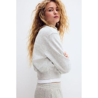 H&M(เอชแอนด์เอ็ม) เสื้อสเวตเชิ้ตซิปกลางตัวความยาวครอป ผู้หญิ…