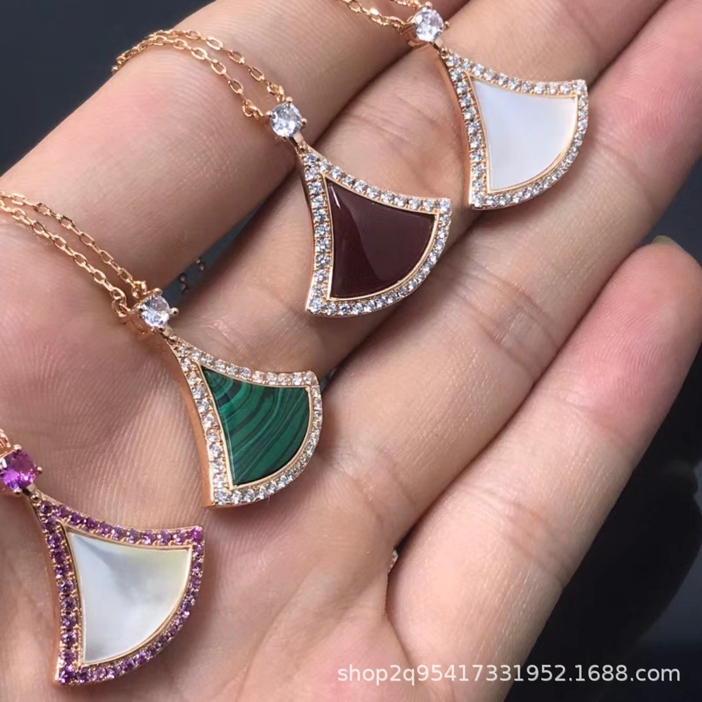 Qixi Baojia กระโปรงขนาดเล็กสร้อยคอรูปพัดลม สีขาว Fritillary Onyx Rose Gold Clavicle Chain จี้สั้น zy