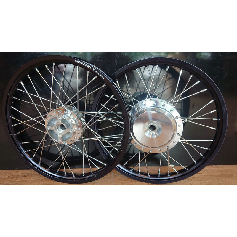 Bộ vành #17 1.40x2, mặt gia công bóng mờ, phù hợp cho Click125i, Click150i, PCX thế hệ đầu. Chọn màu trong link nhé.