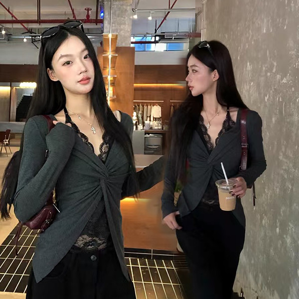 Red Berry เสื้อยืดแขนยาวผู้หญิง ตกแต่งด้วยลูกไม้